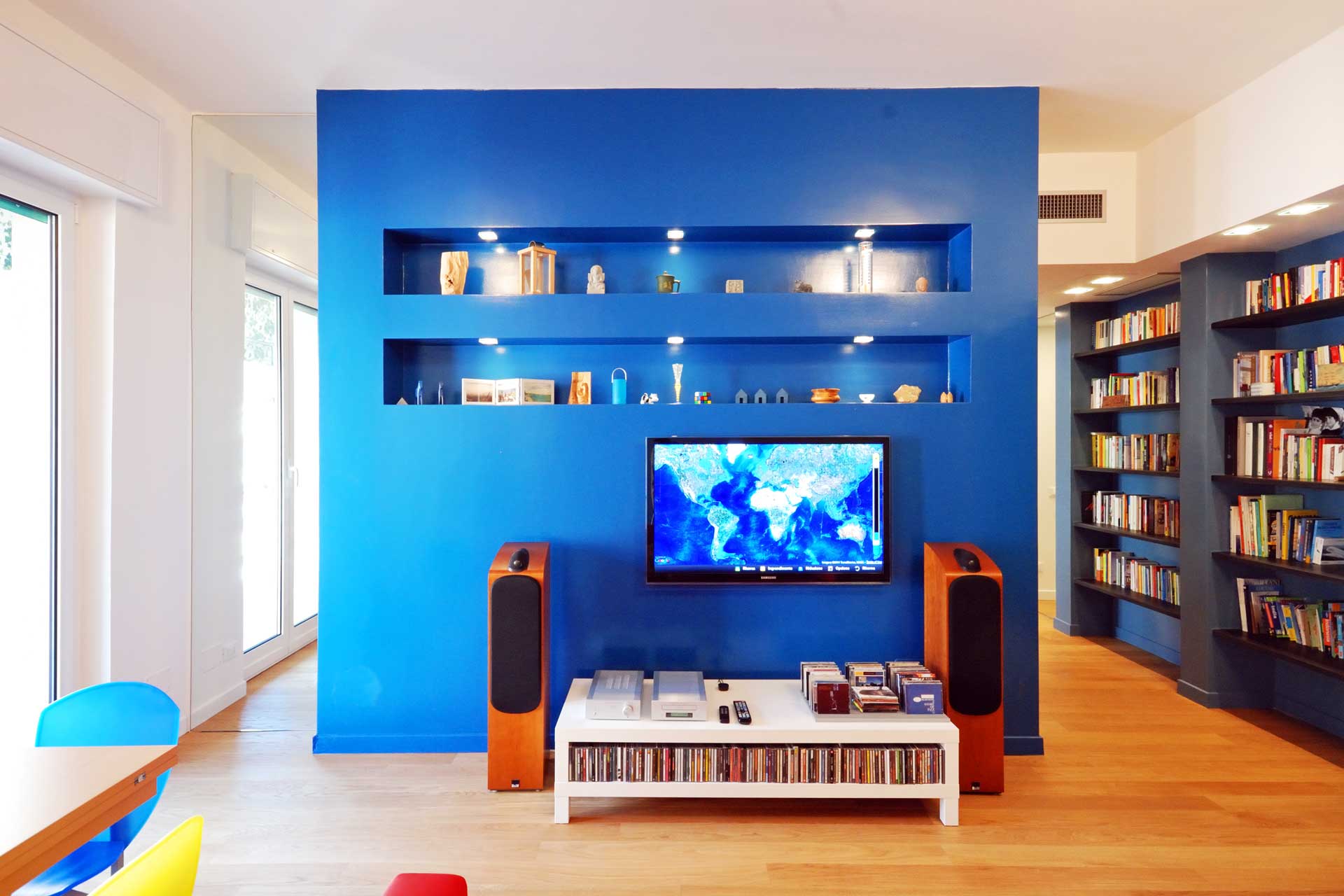 Una casa con le pareti colorate per leggere e ascoltare musica